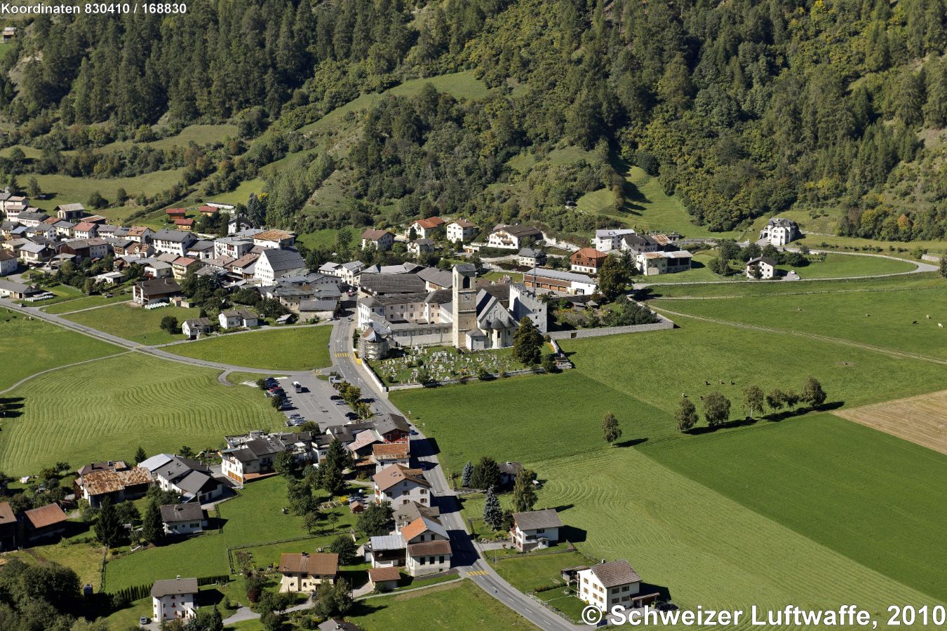 Unesco-Weltkulturerbe: Claustra Son Jon (Position: 2'830'478.67, 1'168'709.75), eine karolingische Klosterkirche (Benediktinerinnen), der bedeutendste Kirchenbau vor der Jahrtausendwende in der Schweiz (nach: Kunstführer durch die Schweiz, Band 1, S. 299ff) mit einzigartigen Wandgemälden aus der Zeit Karls des Grossen.
